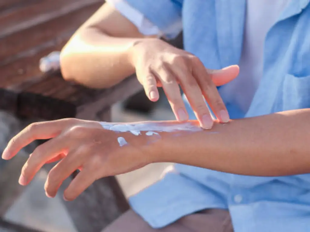 Mineral vs Chemical Sunscreen for Sensitive Skin cover